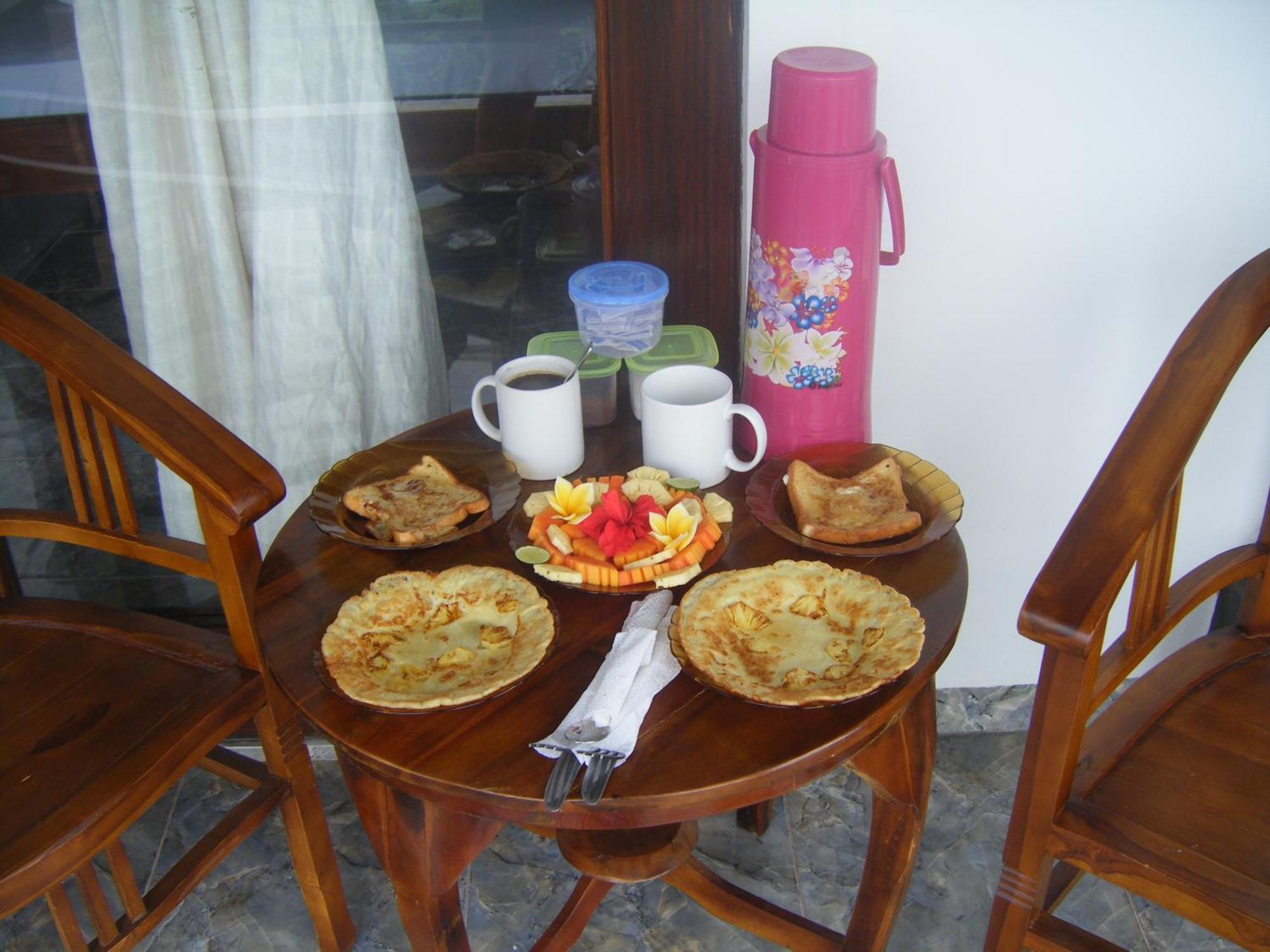 Bubu Racok Homestay アメッド エクステリア 写真